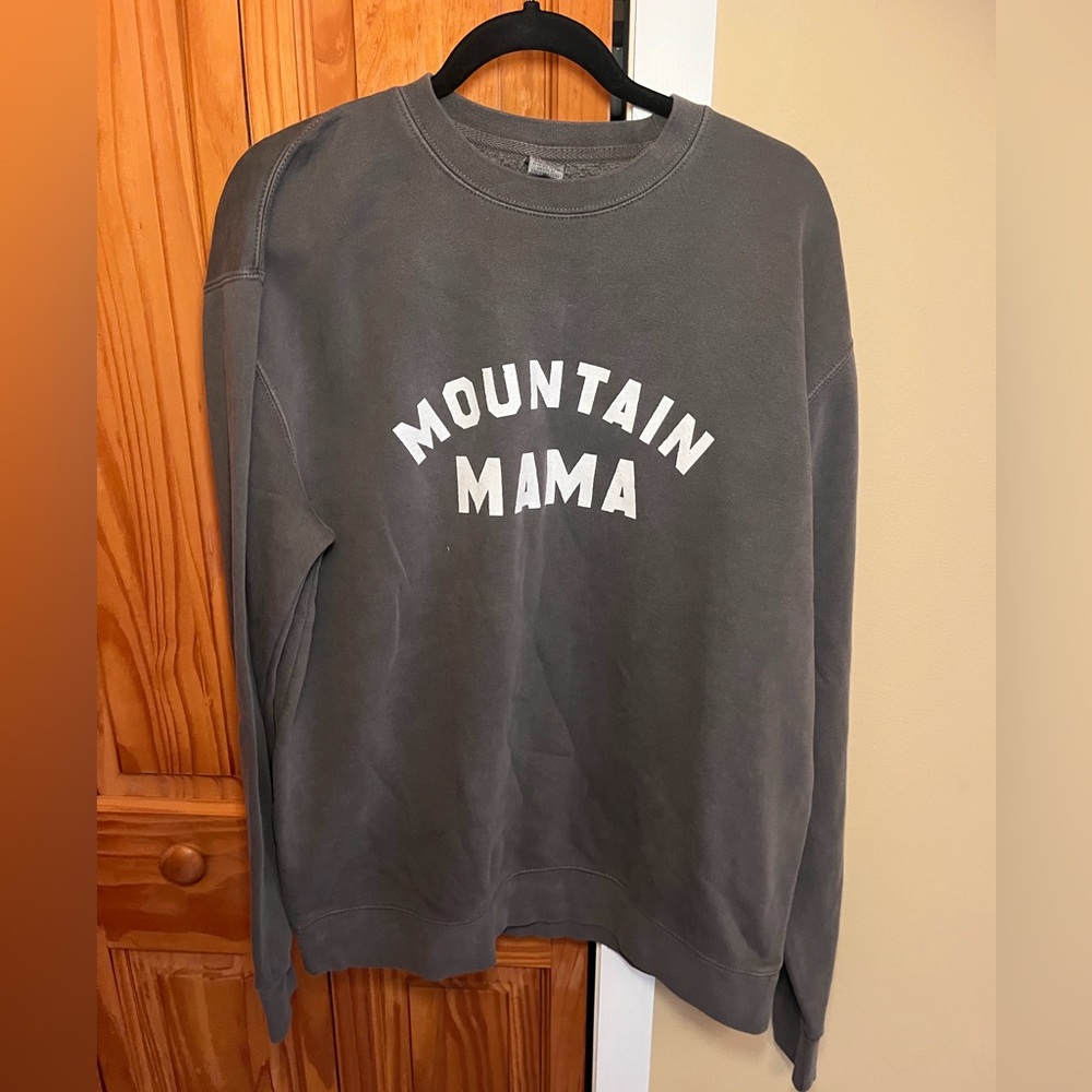 Gray 'Mountain Mama' Sweatshirt NWT Sz L